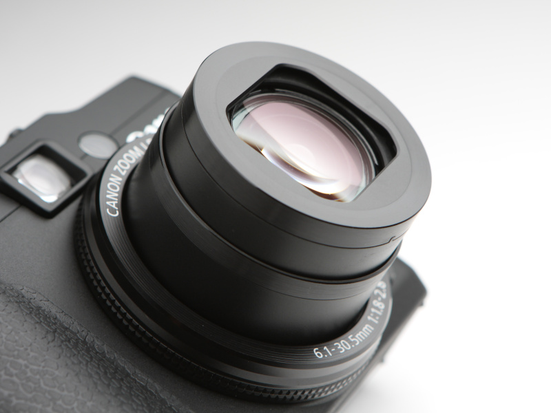 焦点距離28mm相当からはじまる光学5倍ズームを搭載。開放F値はF1.8-2.8。レンズ構成は9群11枚で、非球面レンズ3枚、UDレンズ1枚を採用する。