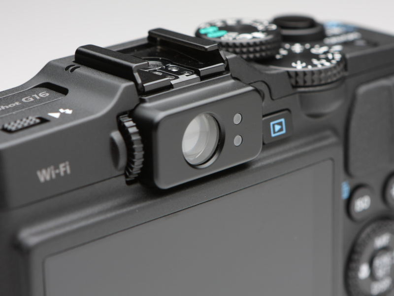 視度調整機能を搭載する実像式ズームファインダー。ライバル機といえるニコン「COOLPIX P7800」のように電子ビューファインダーの搭載にも今後期待したい。