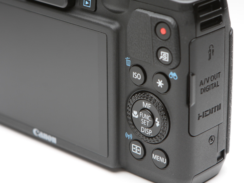 カメラ背面部。コントローラーホイールを中心に機能的にボタン類が集まる。ストラップホールはカメラ左右両側面に備わる。