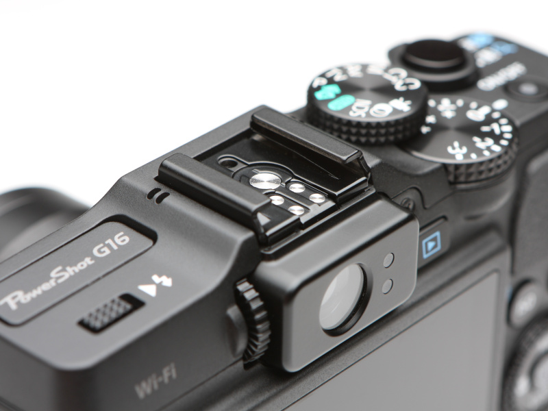 アクセサリーシューを備える。同社のスピードライトに装着すると高精度なTTL発光が可能。トランスミッター「ST-E2」も使用可能だ。