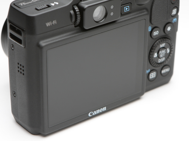 3型92万ドットの液晶モニター。バリアングルタイプの液晶モニターを望む声もあるが、ボディ厚などを考えると固定式のほうが現実的といえる。