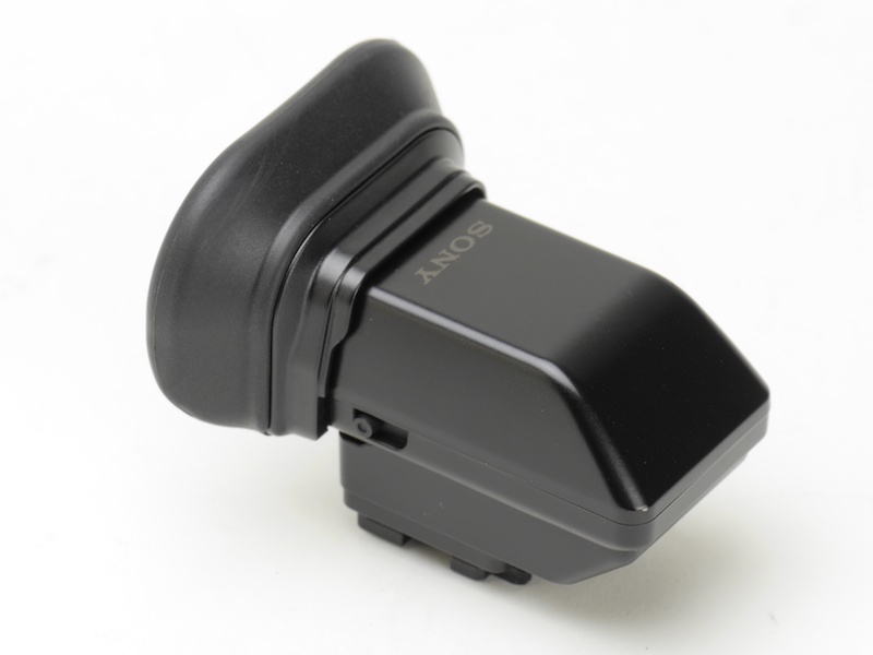 アイピースカップは2つ同梱されています。写真は大き目のソフトアイピースを装着したところ