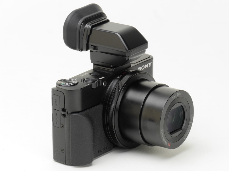 アイピースカップは2つ同梱されています。写真は大き目のソフトアイピースを装着したところ