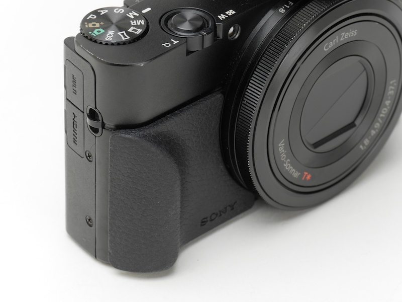 アタッチメントグリップ「AG-R1」は、両面テープで本体に取り付けます