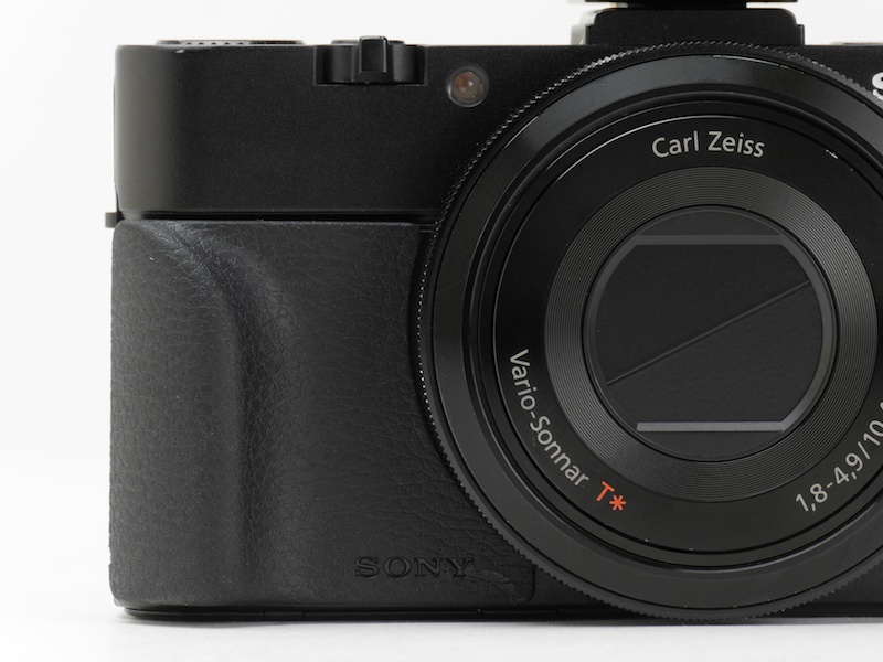 アタッチメントグリップ「AG-R1」は、両面テープで本体に取り付けます