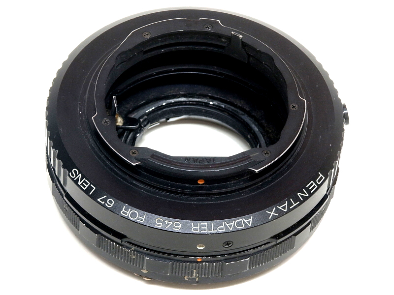 アダプターを裏側から見ると、このアダプターはもともとPENTAX 67マウントで、さらにPENTAX 645変換リングと組みあわせて使うようにできていることがわかる。ちなみに本来マウント内側にあるはずのフレアーカッターが取り外されている。
