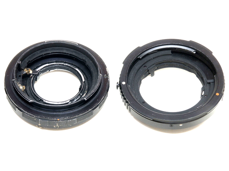 PENTAX 67→PENTAX 645変換リング(右）を取り外すと、アダプター本体(左）の内部構造が露わになる。