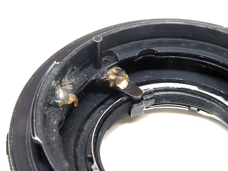 マウント変換リングの主要部分。PENTAX 645マウントの自動絞りレバーが自作パーツによって延長され、オリンパスOMマウントの絞りレバーと連動するように組み合わされている。この両者は異なるマウントでありながら、自動絞りレバーの方向とストロークがほぼ同一で、このような改造が可能になる。これも偶然の一致だろうが、こうしたことの発見も海野和男さんの才能の1つと言えるだろう。