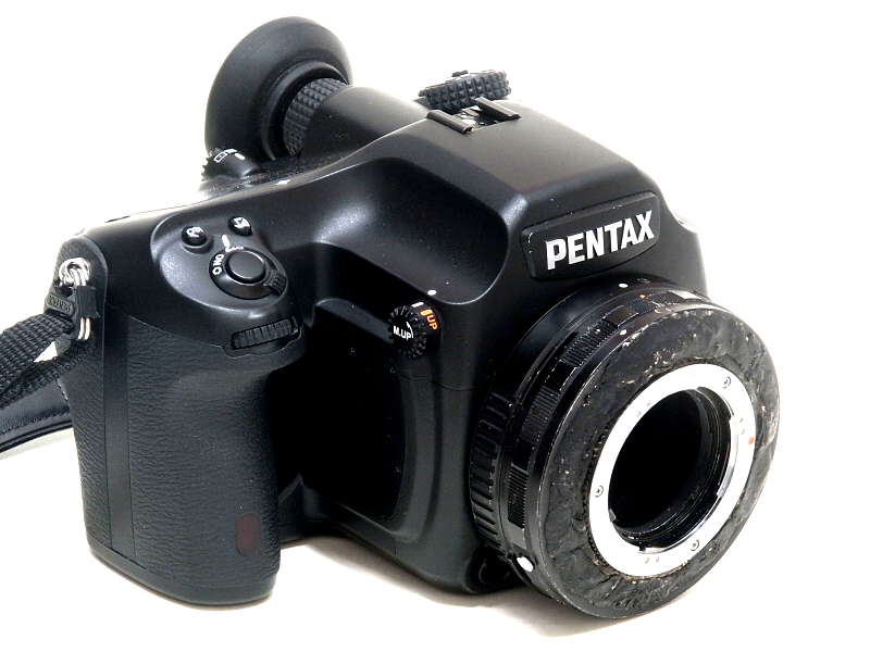 アダプターを最新のPENTAX 645Dに装着したところ。オリンパスOM用レンズなら何でも装着可能だが、フォーマットもフランジバックも異なるため、マクロレンズの使用が前提となる。