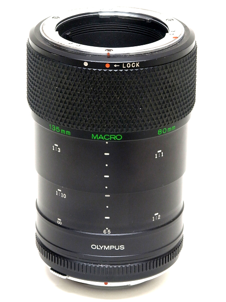 オートエクステンションチューブ65-116mmは、その名の通り65mmから116mmの長さにワンタッチで伸縮させることができ、なおかつ自動絞りが作動する。ベローズと中間リングの機能を融合させたユニークで優れたアイテムで、デジタル時代の現代において相当する製品は存在しない。