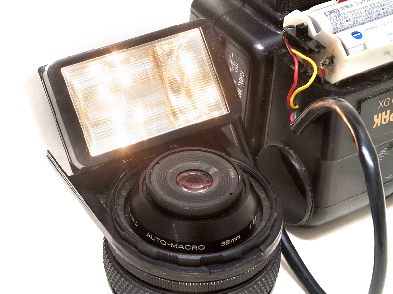 このストロボ発光部には、マグライトによるモデリングランプも仕込まれている。そのための電源として、田宮模型の単3電池ボックスも装着されている。ぼくの改造工作の源流の一方は、プラモデルの改造工作にある(笑）。しかしこのストロボシステムは、テスト撮影の結果露出オーバーであることが判明した。フィルムカメラとデジカメでは、いろいろと撮影条件が異なるためだ。