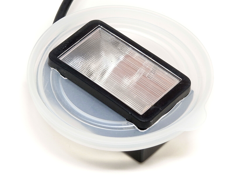 タッパーのフタの開口部にストロボ発光部がすっぽりはまって固定するようにしてみた。