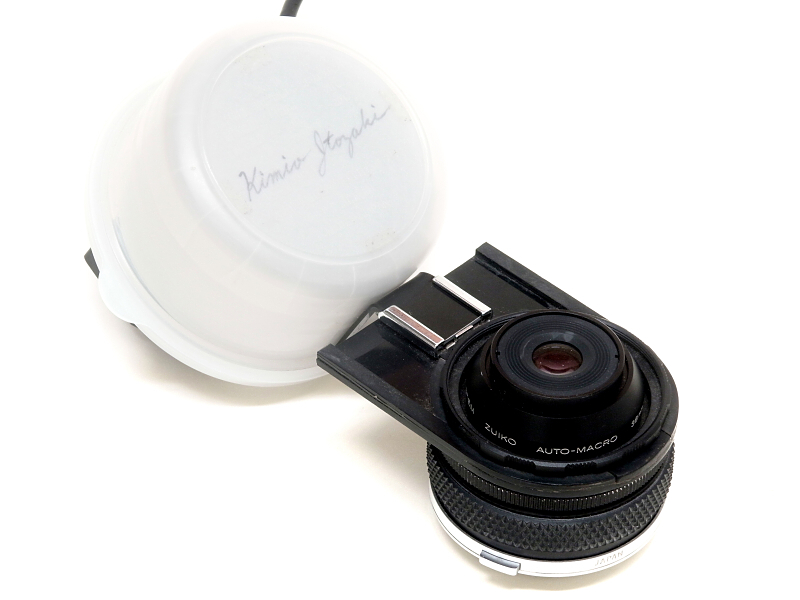 ディフューザーを加えたマクロストロボをあらためてレンズに装着したところ。