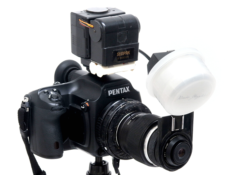 全てのパーツを取り付けるとこのようになる。海野和男+昔の糸崎公朗+PENTAX 645Dが融合した、高倍率マクロシステムだ。