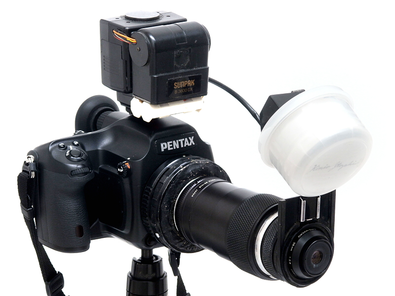 オートエクステンションチューブ65-116mmを最大に伸ばしたところ。PENTAX 645マウントはオリンパスOMマウントよりフランジバックが長く、さらにアダプターの厚みもあって、さらなる高倍率マクロ撮影が可能になる。