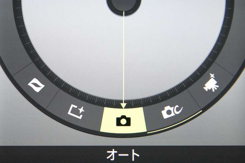 Nikon 1 AW1では、背面右手親指位置のアクションボタンを押しながらカメラを傾けると、モードセレクトなどの操作を素早く行なえる。グローブ着用時の操作性に配慮した