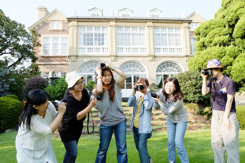 講師のミゾタユキさん（左から3番目）と参加者のみんなでハイ、チーズ♪