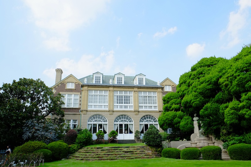 鳩山会館は、元内閣総理大臣 鳩山由紀夫氏の祖父で内閣総理大臣を務めた鳩山一郎氏によって大正13年に建てられました。平成7年に大規模修復工事が行なわれ、鳩山一郎氏の記念館として一般に公開されています。