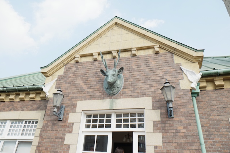 鳩山会館は、一郎氏の友人で建築家の岡田信一郎氏によって設計されました。イギリス風の外観で、正面の2階部分に鹿のレリーフと鳩の彫刻で装飾されています。