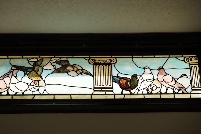 鳩山会館は、建物のいたるところに鳩山家のシンボルの鳩モチーフがデザインされています。