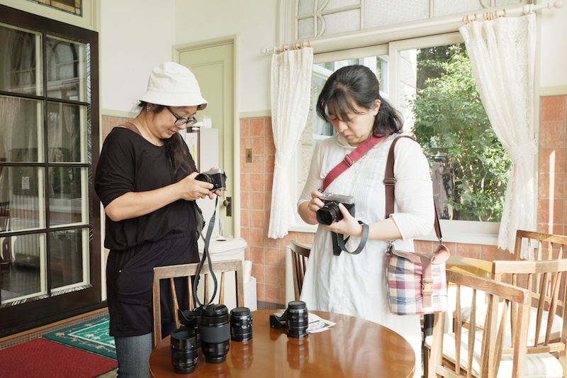 交換レンズが多数用意され、参加者は撮影時間中にいろいろ試すことができます。60mmのマクロレンズや35mm F1.4の単焦点レンズが人気でした。いろいろな交換レンズを使うことができるのも、このセミナーの魅力の1つです。