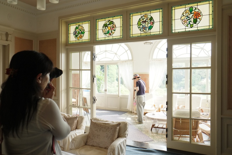 鳩山会館の1階には、英国風のサンルームと応接間があます。インテリアや床のタイルがかわいいのですが、所々に「お手を触れないでください」の張り紙が。この張り紙が写らないように撮影するのが難しかったようです。