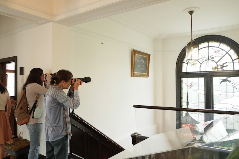 鳩山会館には、ステンドグラスがたくさんあります。ステンドグラスは人気の被写体で、みなさんX-E1の設定や構図を工夫しながら何枚も撮影していました。