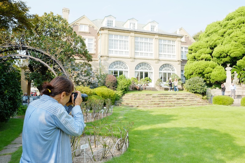 1階のサンルームから庭に出ることができます。庭にはバラが植えられており、秋のバラは10月中旬から咲きはじめ、見ごろは11月初旬。紅葉の見ごろも11月初旬なので、これからの季節がオススメです。