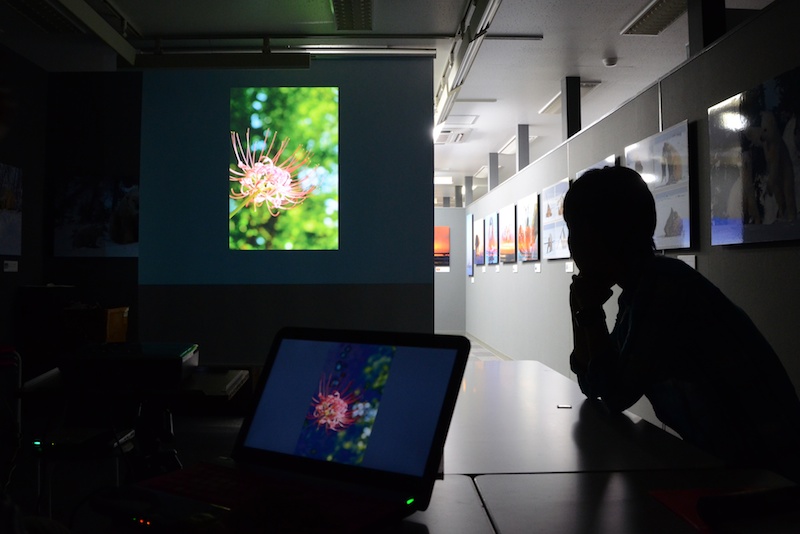 プリントした2枚以外に10枚ほどの作品をデータで提出し、プロジェクターに映して講評が続きました。通常の撮影会は1人1〜2点しか講評してもらうことができません。別の日に講評の時間を2時間とっているので、しっかり自分の作品を講評してもらうことができるのも、このセミナーの魅力だそうです。