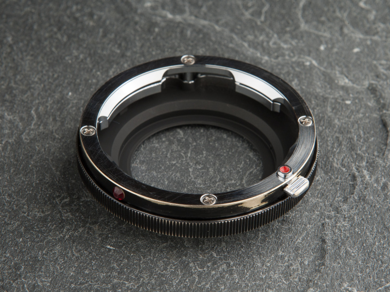 マウントアダプターの側面を、10〜15分ほど削るだけで随所に真鍮が顔を出す