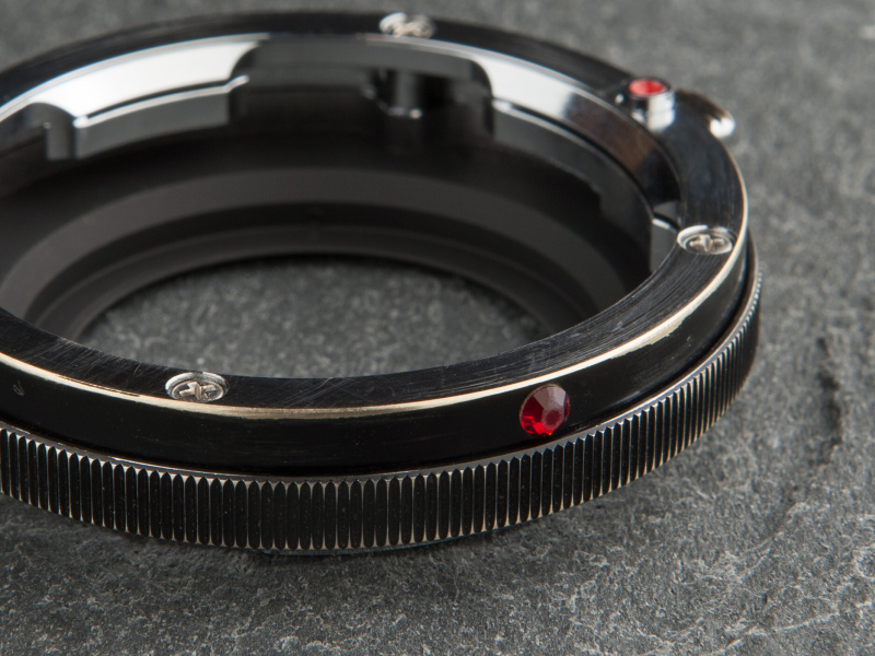 エッジを中心にヤスリをかける。ありそうでなかったセルフエイジングだ