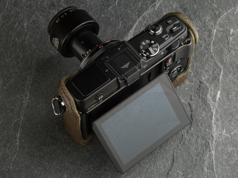 背面は大きく開き、液晶チルトを妨げない仕様になっている