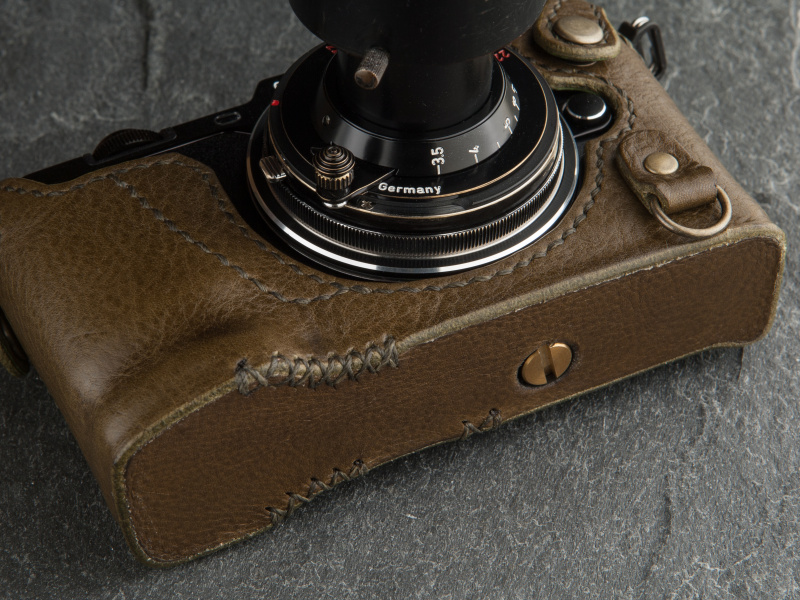 底面の前後にはクロスロールステッチを施す。付属の真鍮ネジで三脚穴に固定する