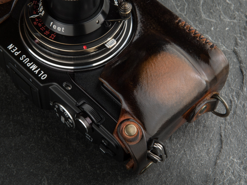 レザーをフォーミングすることで、グリップ形状がそのまま浮き上がってみえる