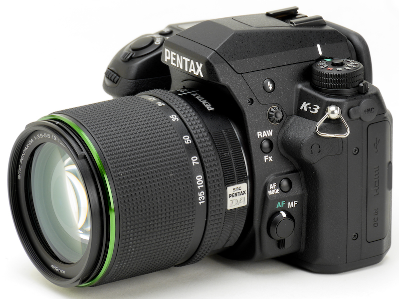 キットレンズの「DA 18-135mm F3.5-5.6 ED AL（IF）DC WR」を装着したところ。