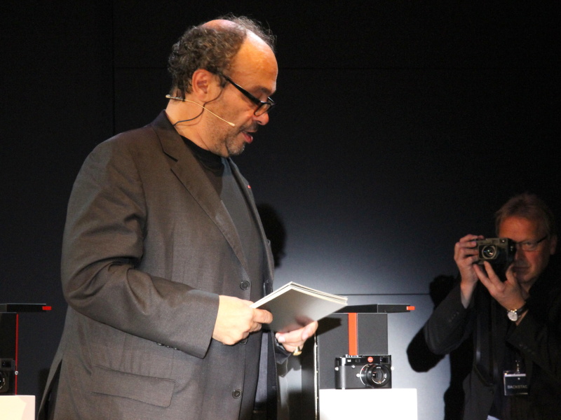 フォトキナ2012の前日イベントでライカMを披露する、ライカカメラ社の社主アンドレアス・カウフマン氏（編集部撮影）