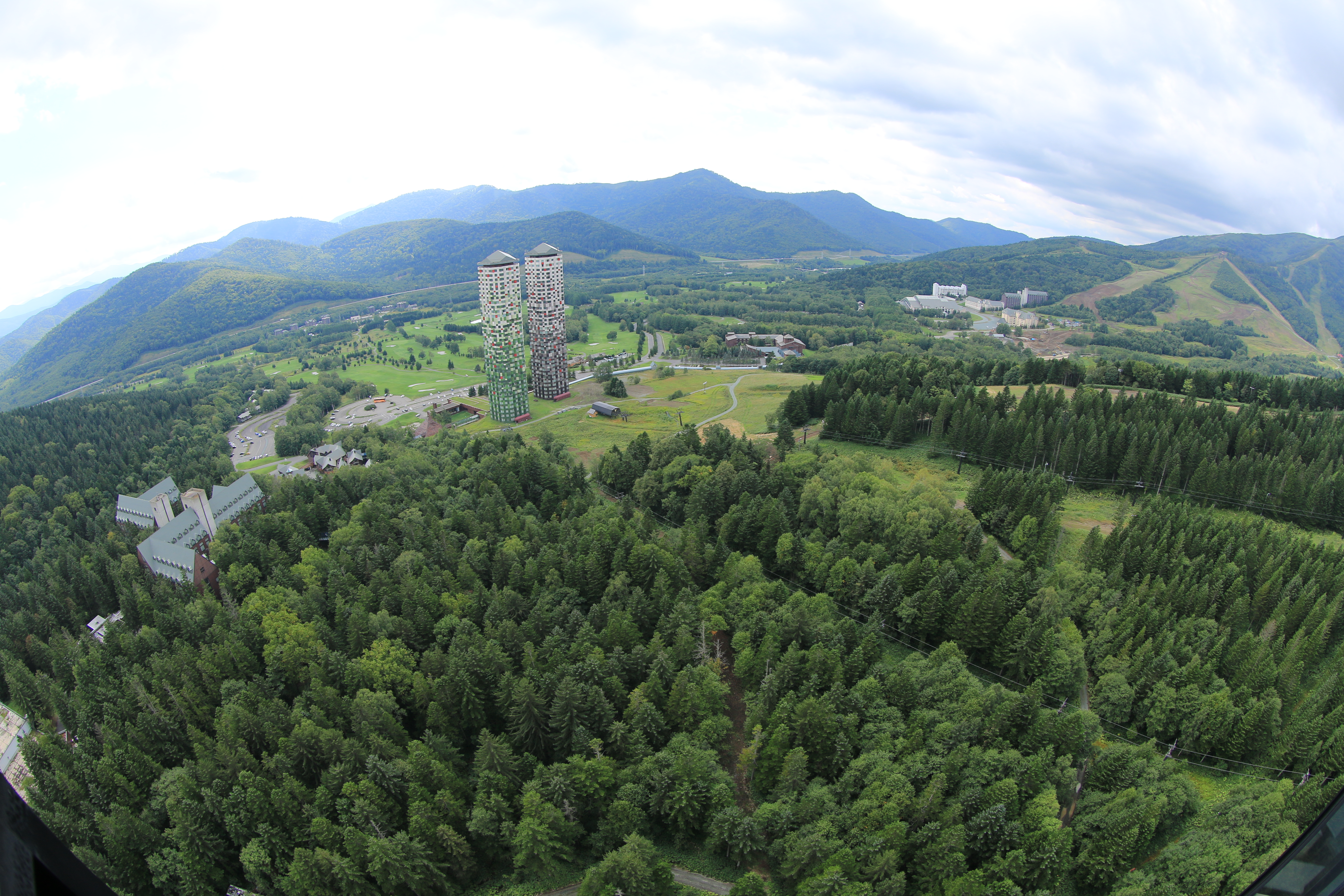 大自然の森の中に設けられたリゾート。その高層ホテルの屋上より眼下の森をEF 8-15mm F4 L Fisheye USMで撮影。対角魚眼の強烈な広がりが、高所から覗き見た際の幻惑感をそのまま表現する。EF 8-15mm F4 L Fisheye USM / 1/320秒 / F5.6 / +0.3EV / ISO100 / 絞り優先AE / WB：太陽光 / 10mm