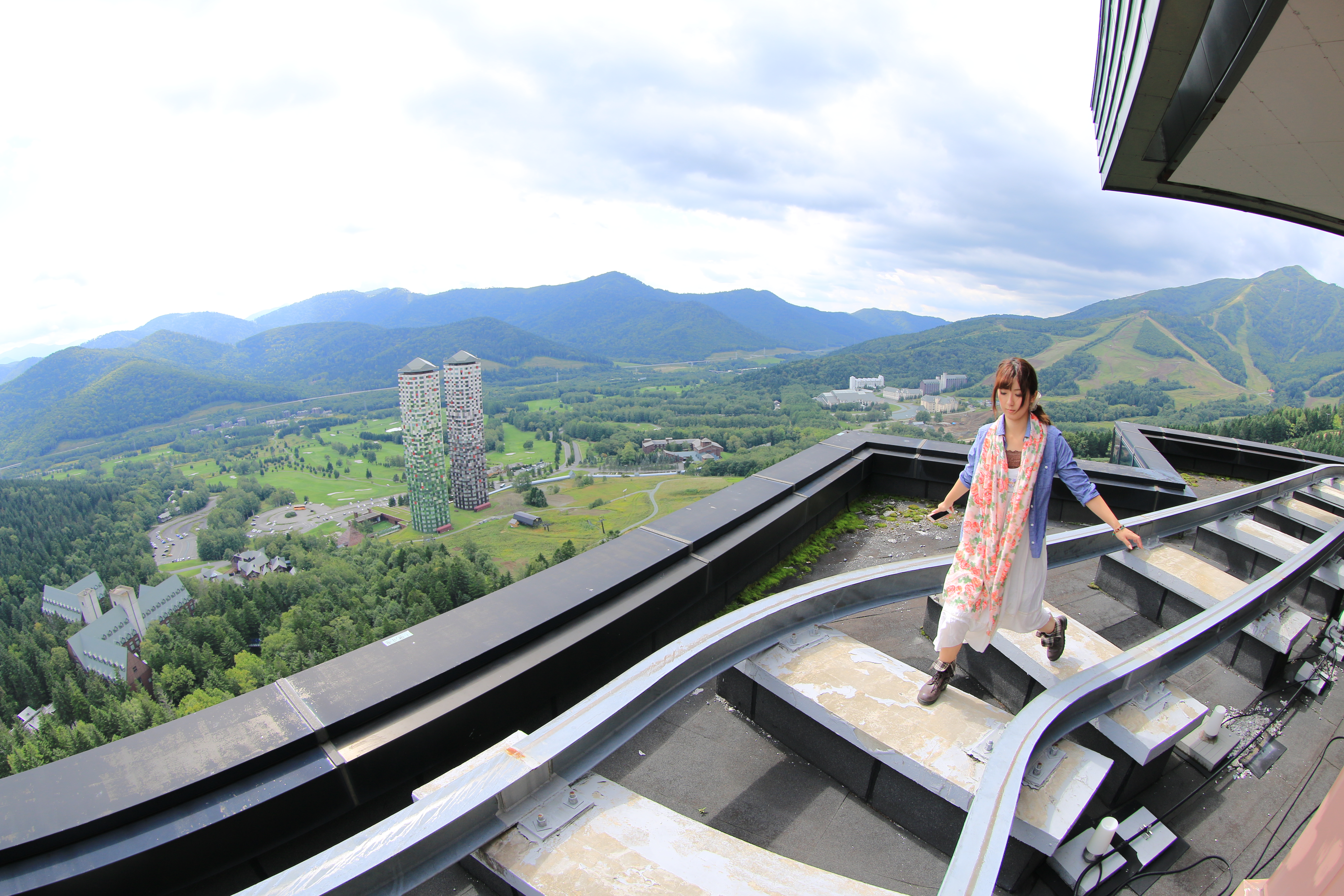 絶景の高層ホテルの屋上。右の写真はここで撮影。一般には立ち入り禁止の場所なので特別な許可をいただき撮影した。手すりもなにもないのでとにかくスリル満点でした。EF 8-15mm F4 L Fisheye USM / 1/250秒 / F5.6 / +0.7EV / ISO100 / 絞り優先AE / WB：太陽光 / 10mm