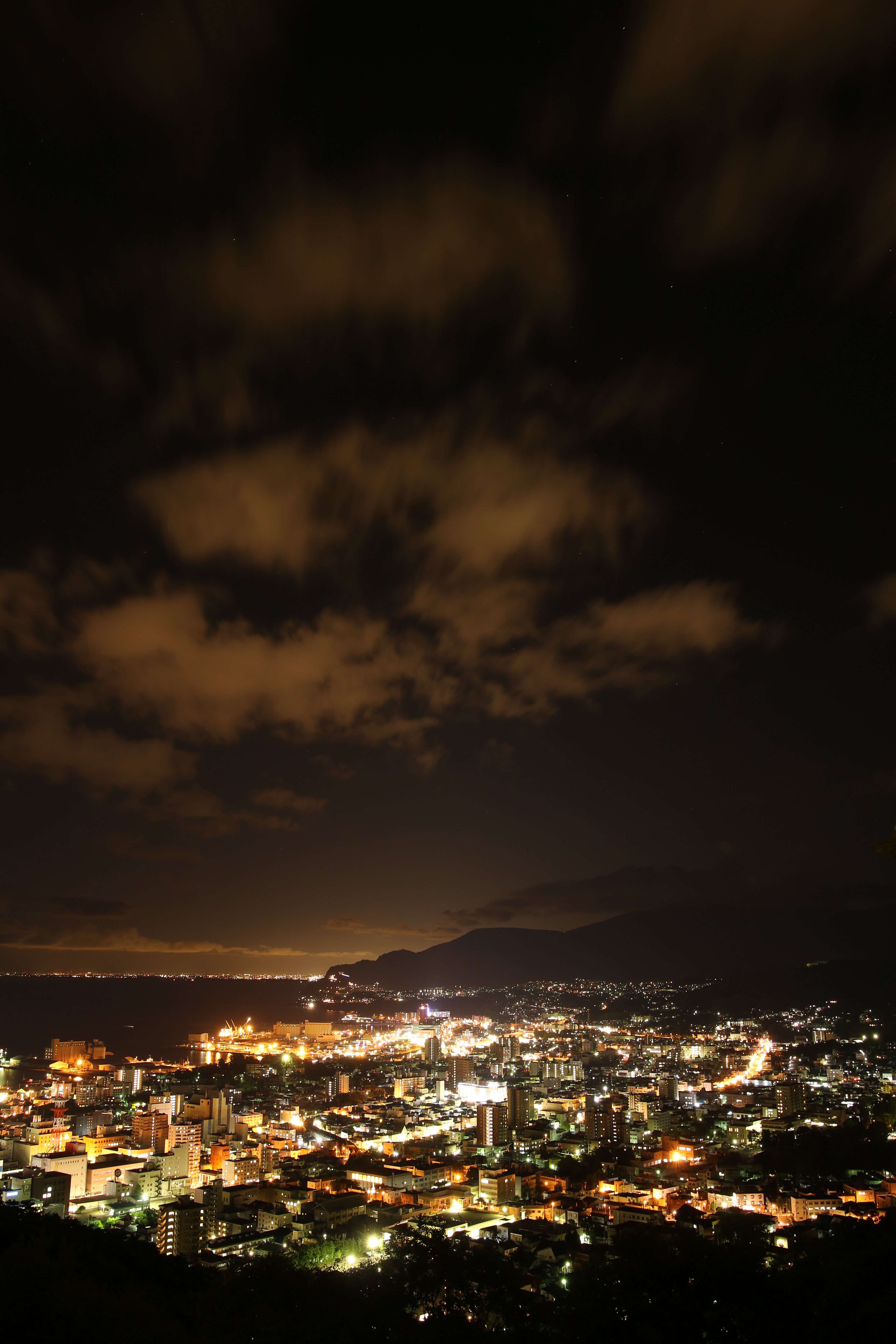 港町の夜景を小高い丘の上の展望台から撮影。街の灯りと港湾施設のオレンジ色の灯りが港町特有の夜の姿となる。レンズはSIGMA 18-35mm F1.8 DC HSMを使用。とかく開放F1.8の明るさが話題となりがちだが、少し絞り込んだ際の画質の高さは驚く程だ。EOS 70Dとの相性も良い。SIGMA 18-35mm F1.8 DC HSM / 15秒 / F4 / 0EV / ISO100 / マニュアル / WB：太陽光 / 18mm