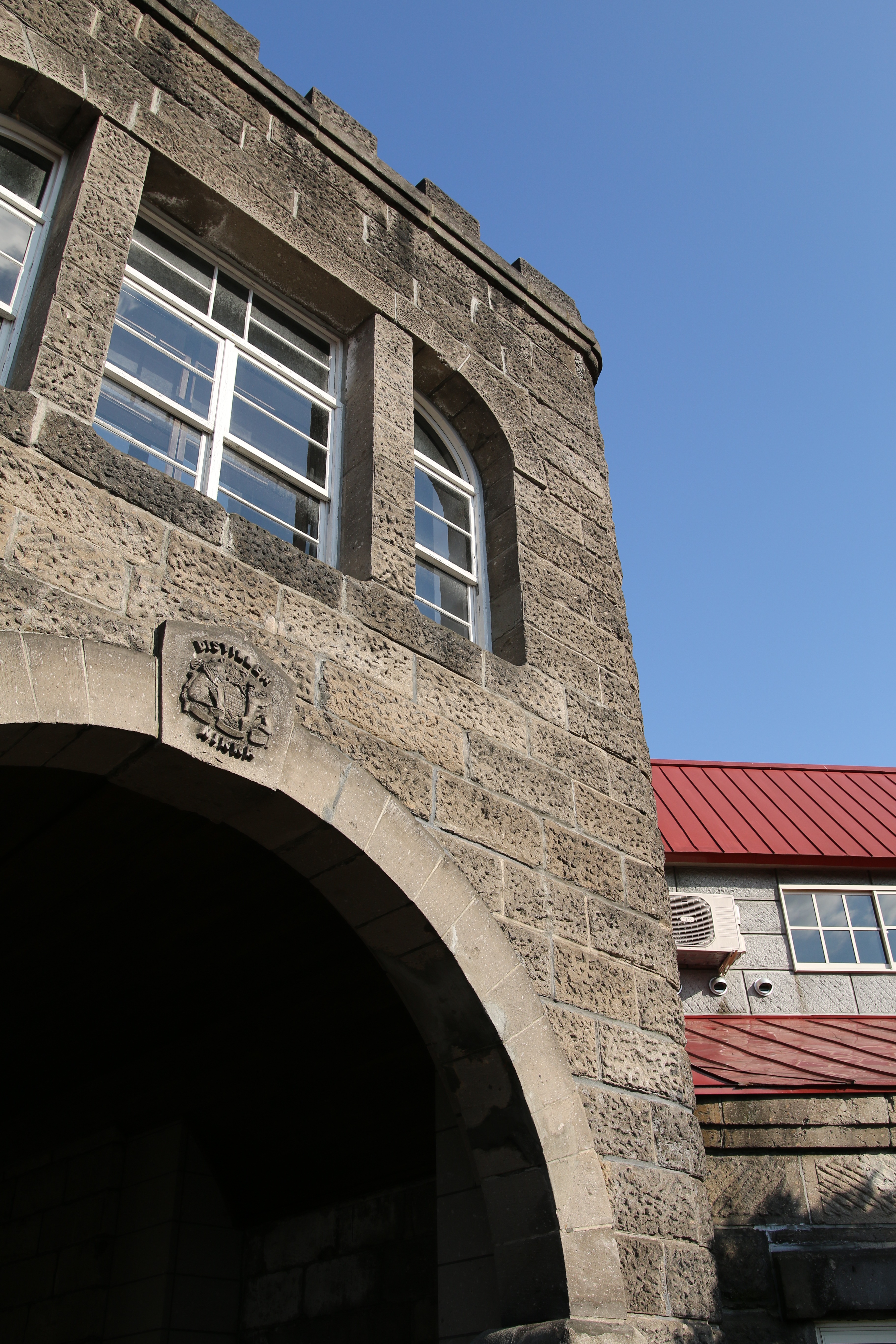 北海道余市にて80年近く前から稼働しているウイスキー蒸留所。その城壁のようなどっしりとした門構えを仰ぎ見る。キヤノン初の2,000万画素オーバーとなったAPS-C機、EOS 70Dは壁面の細かなテクスチャーもしっかりと解像してくれる。SIGMA 18-35mm F1.8 DC HSM / 1/640秒 / F4.5 / +0.3EV / ISO100 / 絞り優先AE / WB：太陽光 / 20mm