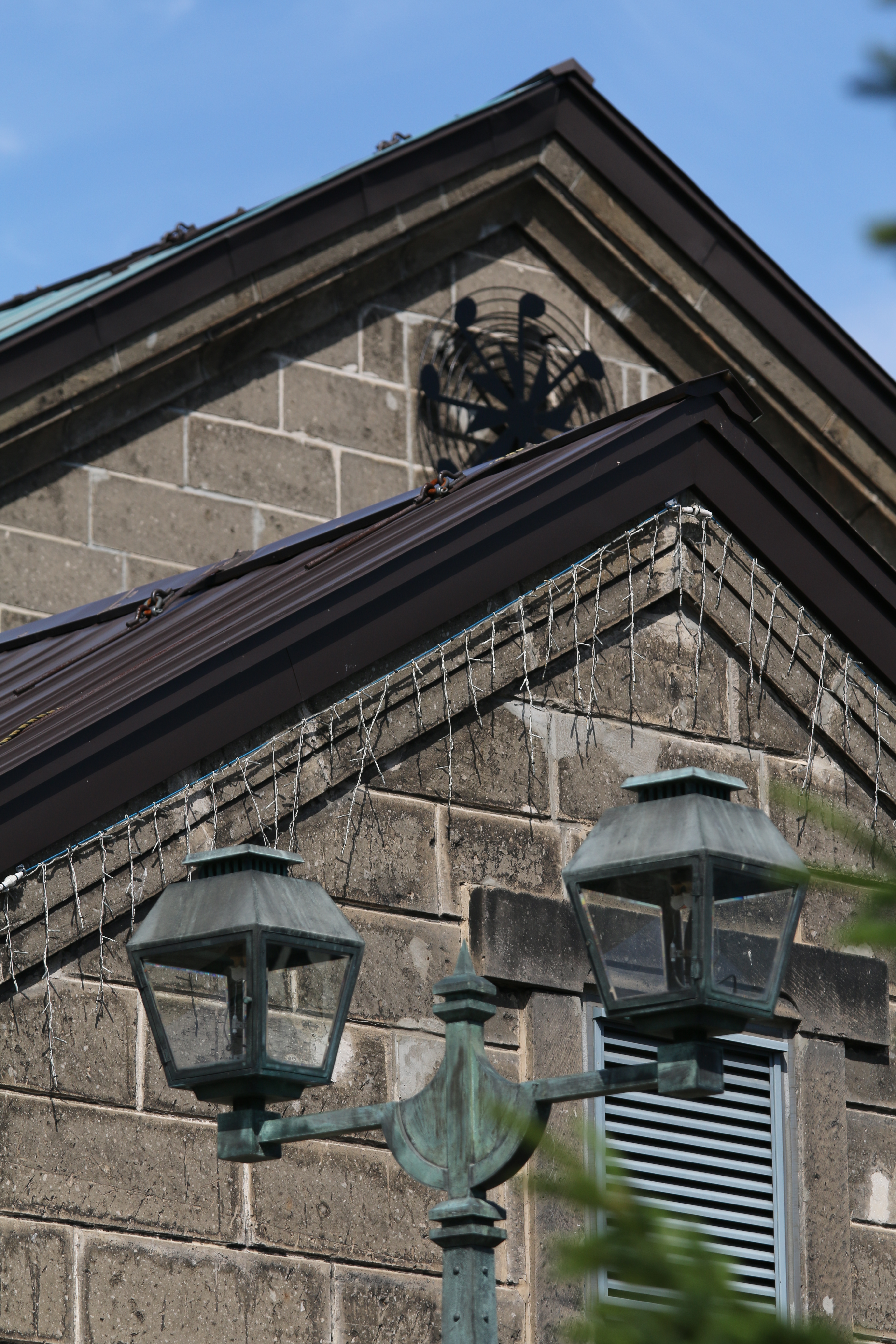 EF 70-200mm F4 L IS USMとの組み合せで撮影。EOS 70Dでは35mm判換算で112-320mm相当となる。重厚感のある石組みの倉庫の屋根部分をクローズアップ。石壁の質感もよく描写されている。レンズはスリムな鏡筒なので、軽量ボディのEOS 70Dとの組み合せもバランス良く、望遠レンズながらも持ち歩きは軽快だ。EF 70-200mm F4 L IS USM / 1/1,000秒 / F5.6 / -0.7EV / ISO100 / 絞り優先AE / WB:太陽光 / 138mm