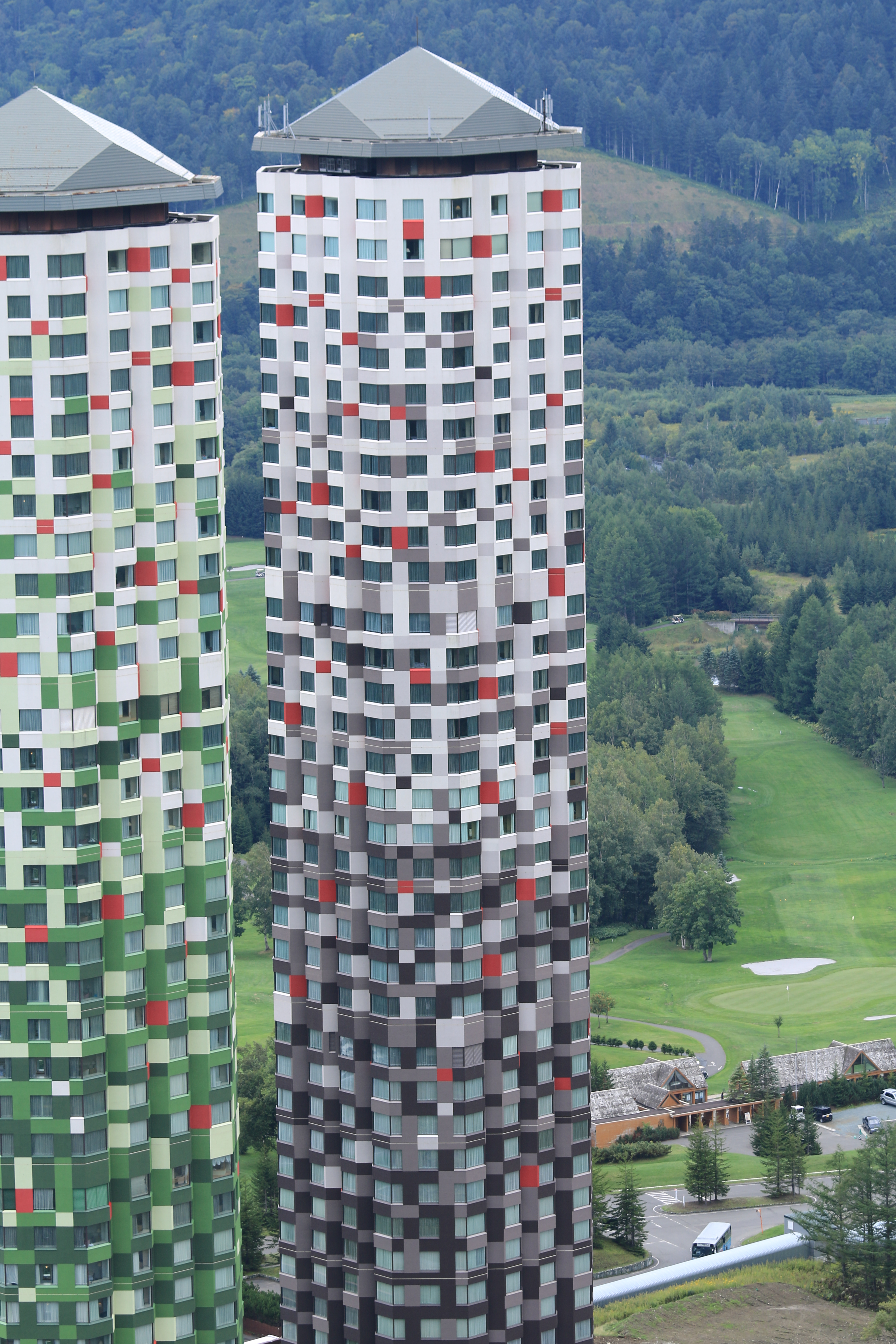 屋上からリゾートのシンボルでもあるツインのタワーホテルを撮影。独特なパターンが印象的。これは自然の光景に馴染むようにとのデザインだとのこと。レンズの描写を確認するには良いチャートだ（笑）。EF 70-200mm F4 L IS USM / 1/160秒 / F5.6 / +0.7EV / ISO100 / 絞り優先AE / WB：太陽光 / 89mm