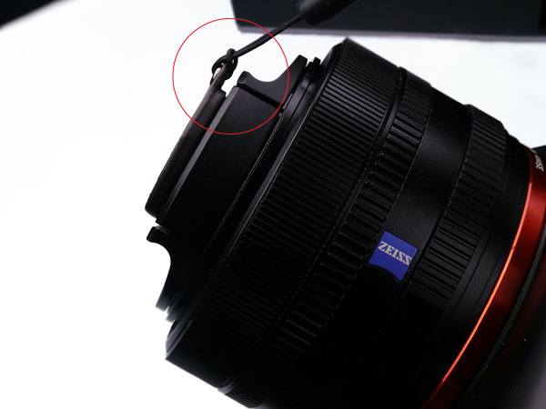 真横から見たところ。レンズキャップ本体と干渉しないという