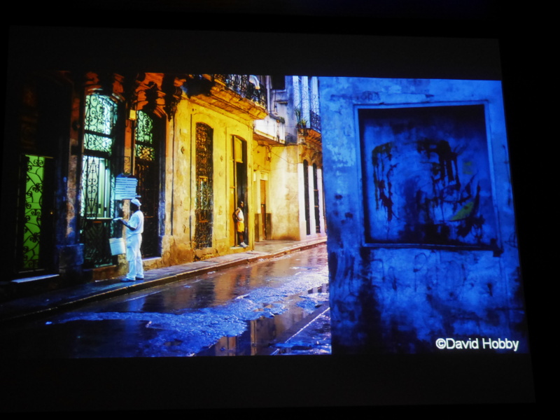 Dabid Hobby氏がキューバで撮影したブルーアワー。一眼レフのシャッター音がすれば人々が振り返っただろう、とXシリーズの静穏性をアピール