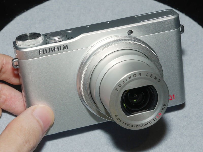FUJIFILM XQ1（シルバー）