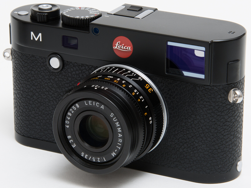 SUMMARIT-M f2.5/35mmを装着したライカM。レンズの直営店価格は22万6,800円。