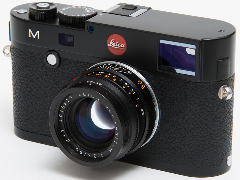 SUMMARIT-M f2.5/50mmを装着したライカM。レンズの直営店価格は18万4,800円。