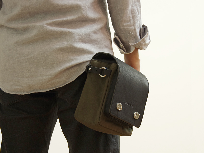 ストラップ長を調整して、ボディバッグとしても使える