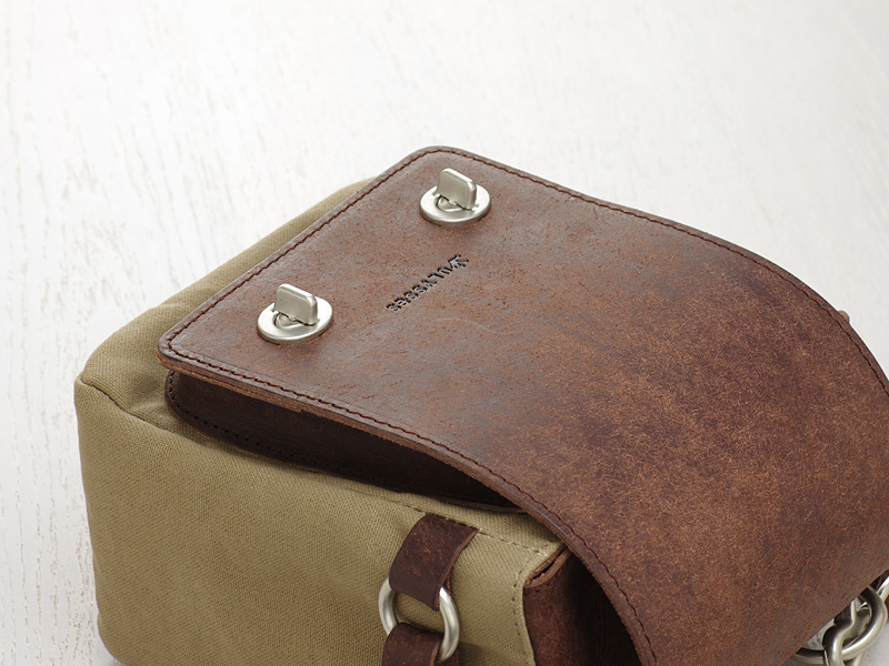 フラップの素材はイタリアンバケットレザー。従来品より留め金具が大きくなった