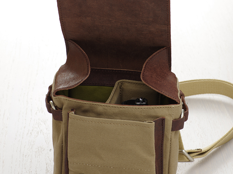 フラップの内側にはダストガードを備える